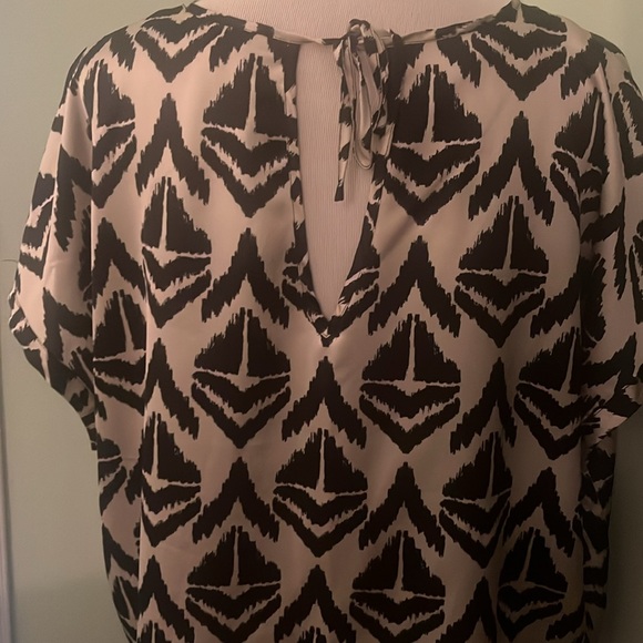 Black and White Geometric Pattern Top - Picture 3 of 4